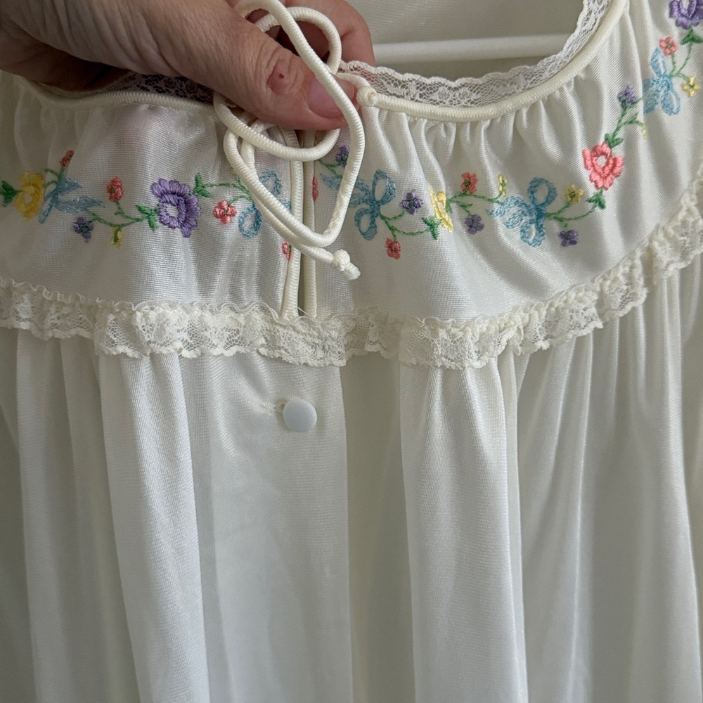 Vintage Women's Cream Sheer embroidered nightgown size M - Picture 3 of 8
